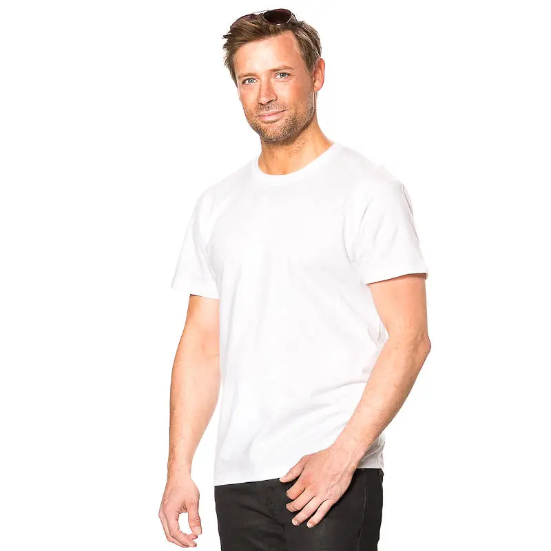 klassisk hvid t-shirt - med model